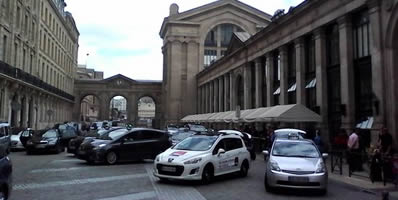 Rendez-vous à la gare à bord d'un taxi